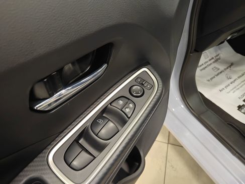 New 2025 Nissan Versa SR w/ Trunk Package image 9