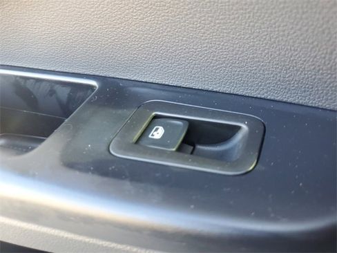 Certified 2025 Volkswagen Taos SE w/ Panoramic Sunroof Package image 14