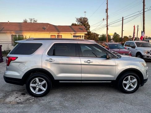 Used 2018 Ford Explorer XLT FWD image 4