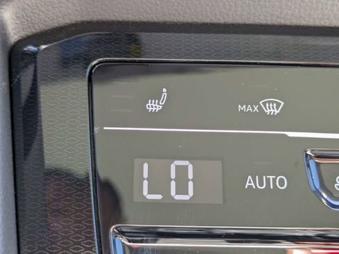 New 2026 Volkswagen Taos SE FWD image 23