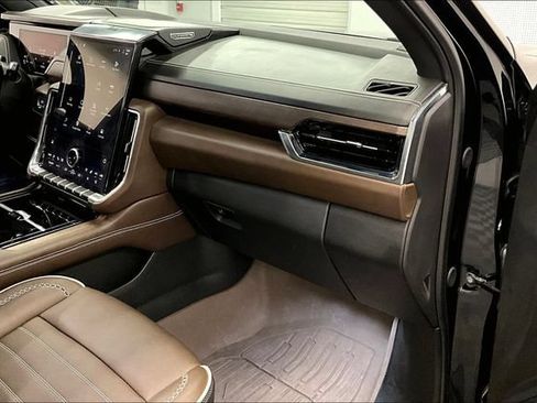 Used 2025 GMC Yukon XL Denali Ultimate AWD/4WD image 19
