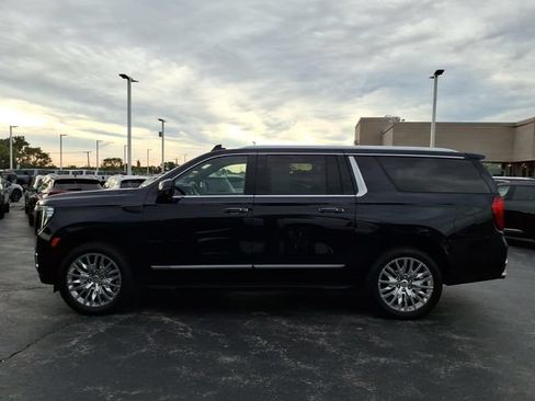 Used 2023 GMC Yukon XL Denali w/ Advanced Technology Package AWD/4WD image 12