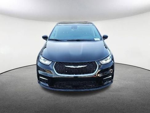 Used 2024 Chrysler Pacifica Touring-L image 2
