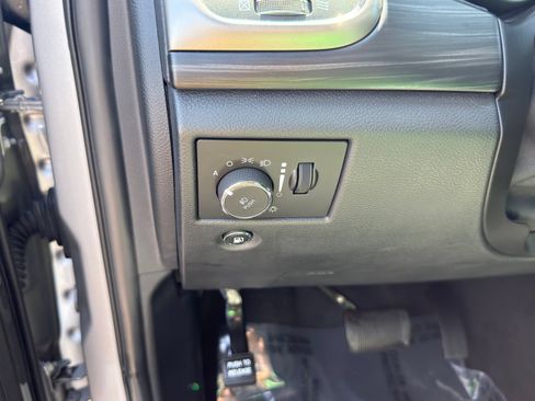 Used 2020 Jeep Grand Cherokee Laredo w/ Laredo X Package RWD image 24