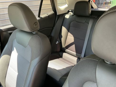 Used 2025 Chevrolet Trax LT FWD image 34