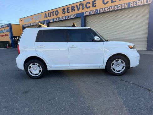 Used 2010 Scion xB FWD image 4