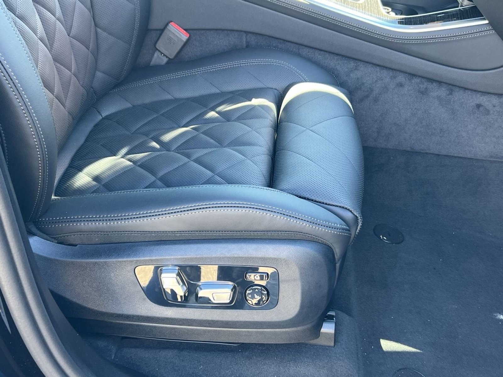 Used 2026 BMW X5 xDrive40i w/ M Sport Package AWD/4WD image 27