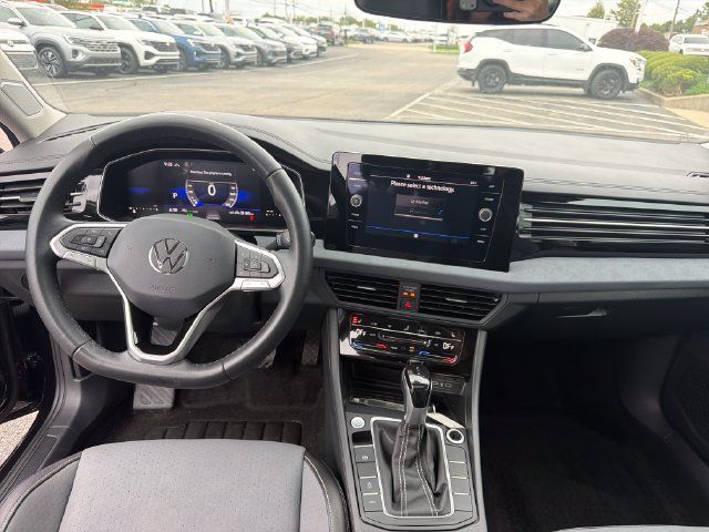 Certified 2025 Volkswagen Jetta SE w/ Sunroof Package FWD image 20