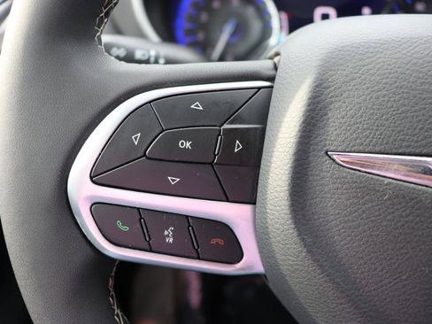 Used 2025 Chrysler Pacifica Select FWD image 28