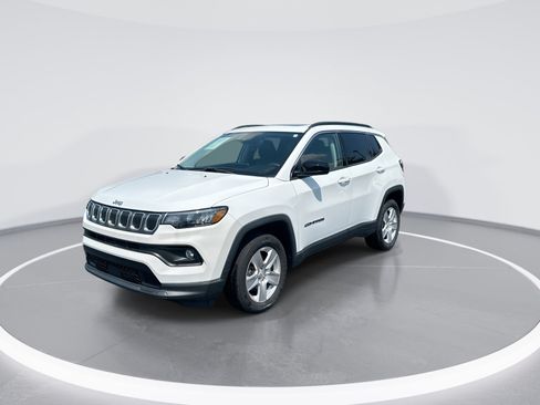 Used 2022 Jeep Compass Latitude w/ Sun and Sound Group AWD/4WD image 5