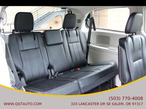 Used 2016 Chrysler Town & Country Touring image 17