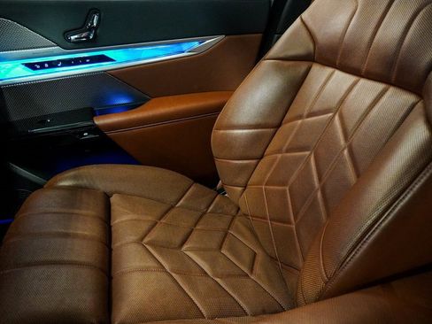 Used 2023 BMW 760i xDrive w/ Luxury Rear Seating Package image 32