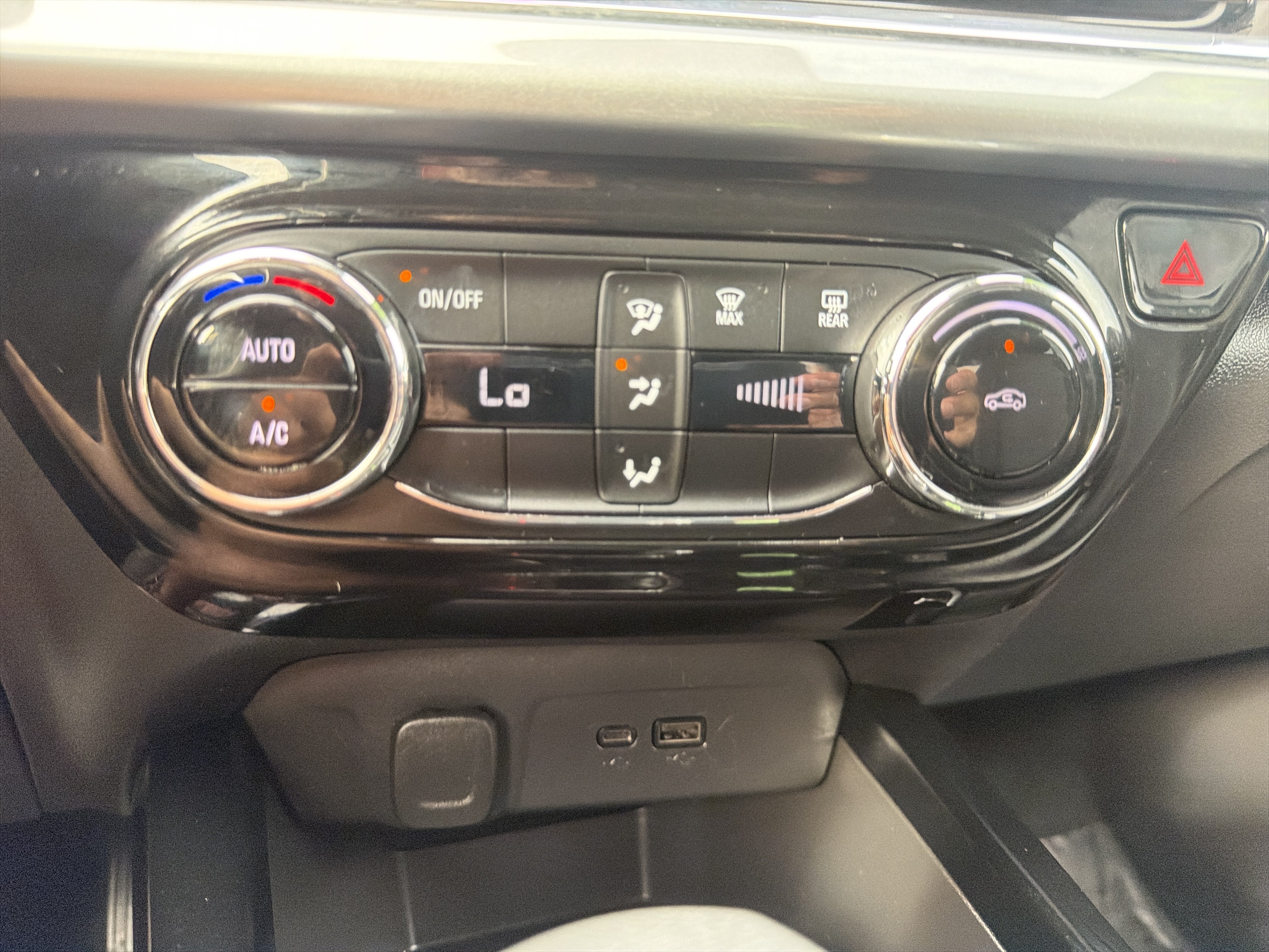 Used 2025 Chevrolet Trax LT FWD image 28