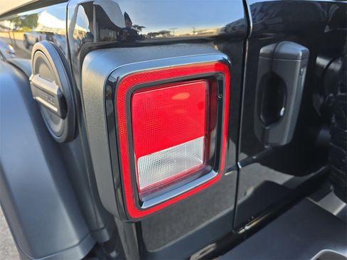 Used 2022 Jeep Wrangler Rubicon image 32