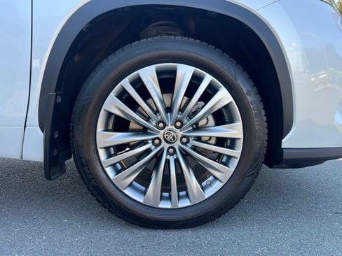 Used 2022 Toyota Highlander Platinum AWD/4WD image 4