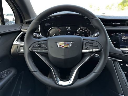 New 2025 Cadillac XT6 Luxury image 11