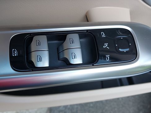 Used 2025 Mercedes-Benz C 300 Sedan image 29