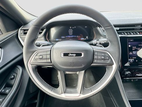 Used 2023 Jeep Grand Cherokee L Laredo image 12