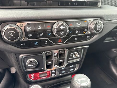 Certified 2025 Jeep Wrangler Unlimited Rubicon 4xe w/ Convenience Group AWD/4WD image 23