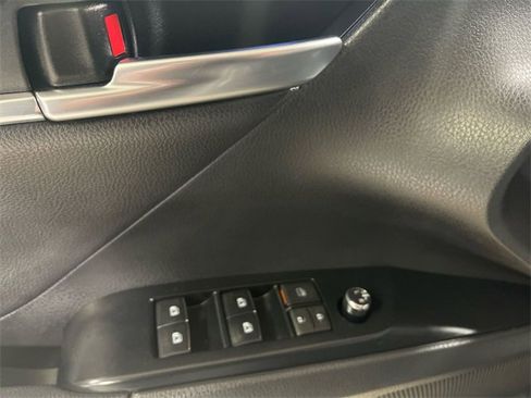 Used 2019 Toyota Camry XLE image 13