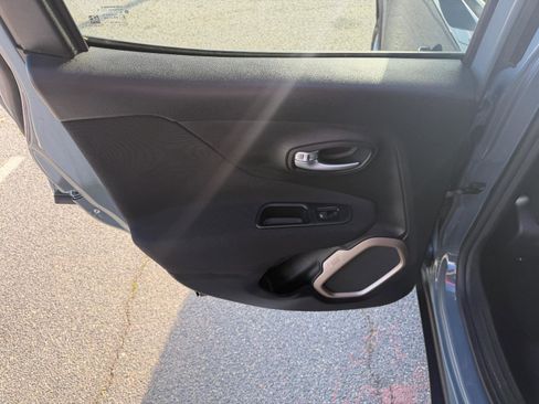 Used 2017 Jeep Renegade Latitude image 18