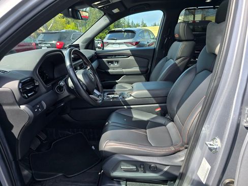 Used 2024 Honda Pilot TrailSport image 3