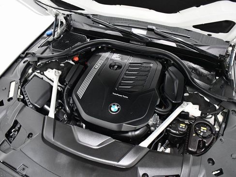 Used 2022 BMW 740i xDrive w/ Premium Package image 6