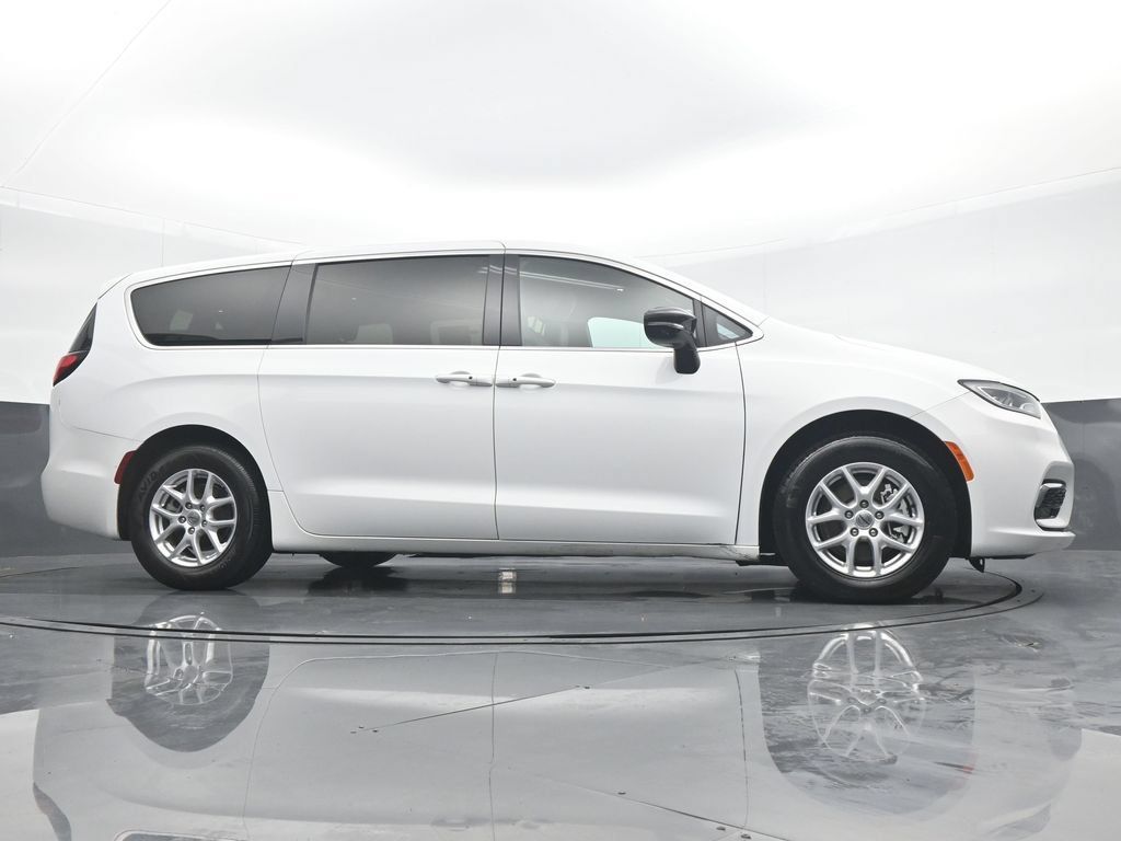 Used 2025 Chrysler Pacifica Select FWD image 31