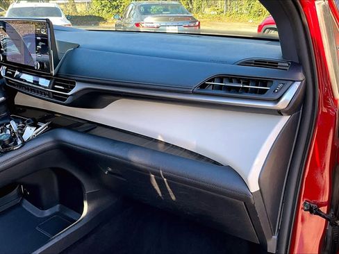 Used 2021 Toyota Sienna Limited image 19