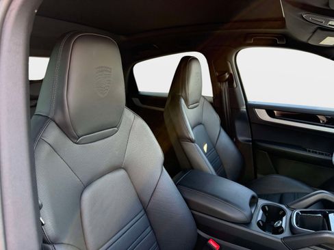 Used 2024 Porsche Cayenne Coupe image 34