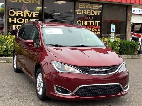 Used 2020 Chrysler Pacifica Touring-L image 3