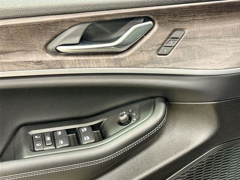 Used 2025 Jeep Grand Cherokee L Limited w/ Black Appearance Package image 18