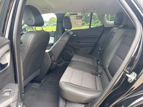 Used 2025 Chevrolet Trax LT FWD image 13