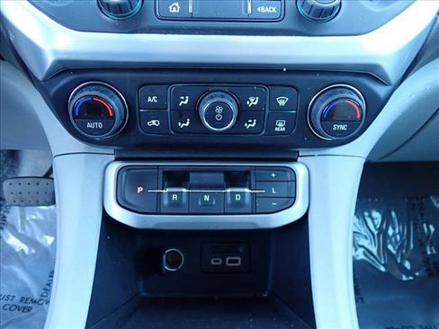 Used 2023 GMC Acadia SLT image 20