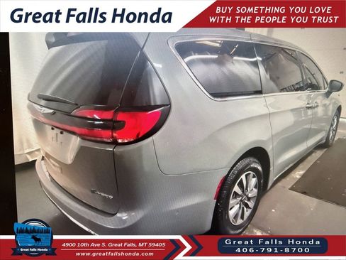 Used 2022 Chrysler Pacifica Touring-L w/ Uconnect Theater Family Group FWD image 3