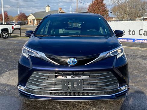 Used 2025 Toyota Sienna Platinum image 9