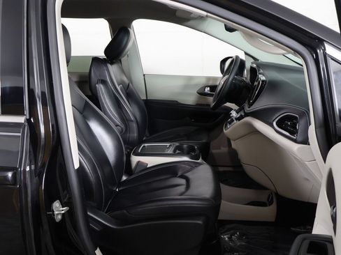 Used 2023 Chrysler Pacifica Touring-L FWD image 24