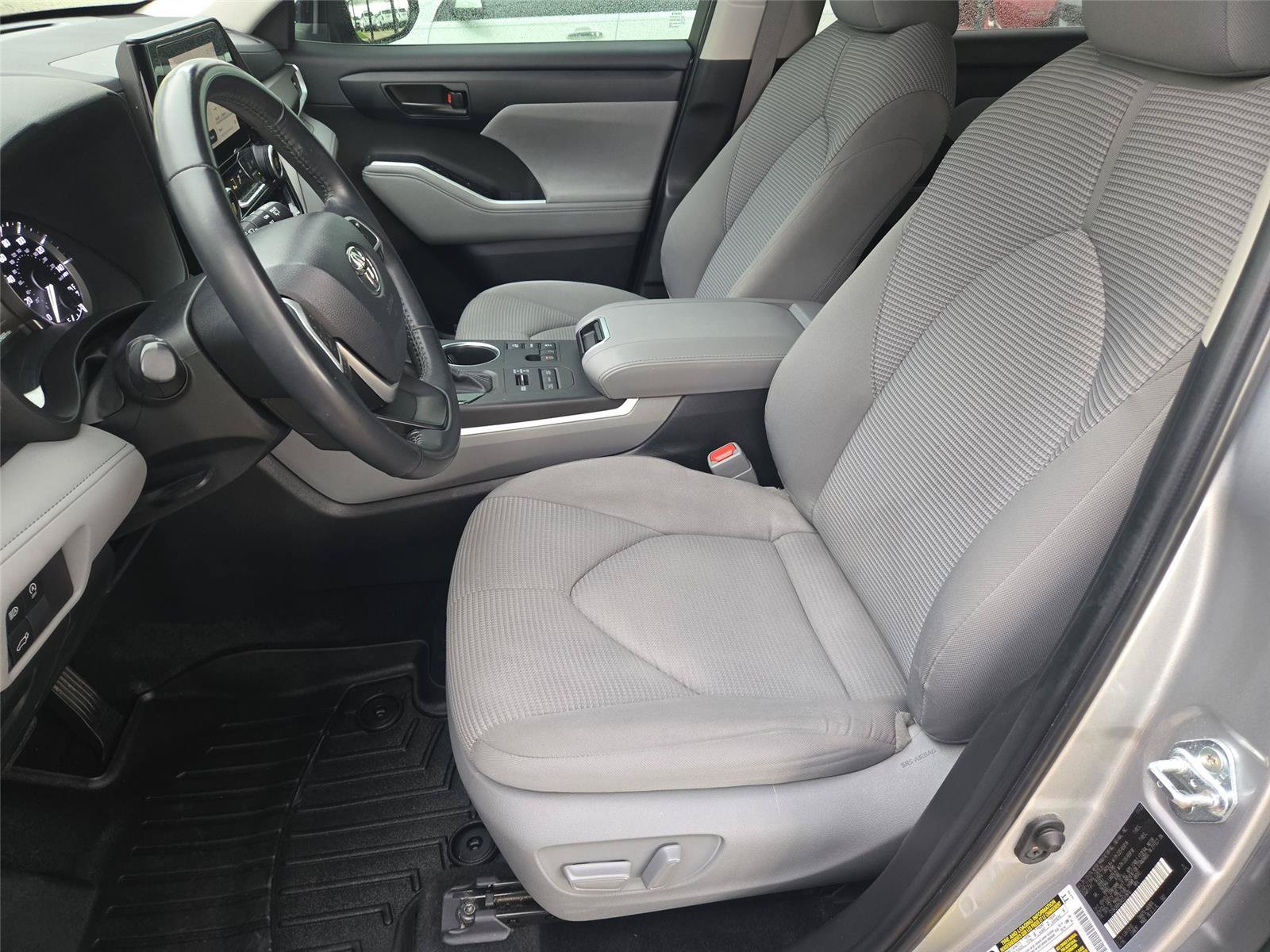 Used 2024 Toyota Highlander LE AWD/4WD image 25