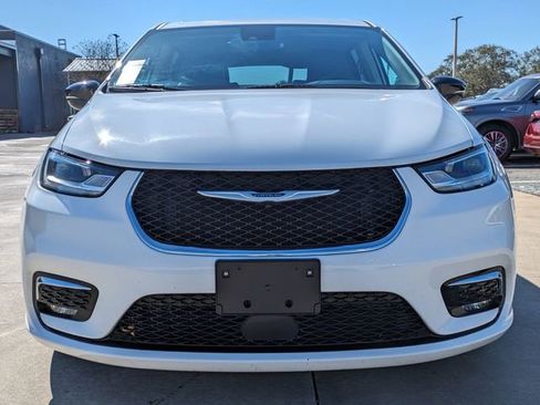 Used 2024 Chrysler Pacifica Select image 3