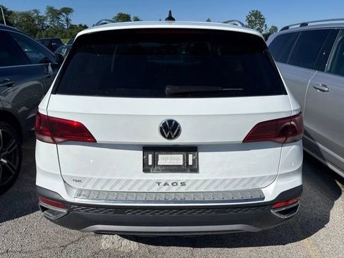 Used 2023 Volkswagen Taos SE w/ Panoramic Sunroof Package FWD image 4