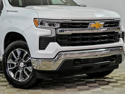 Used 2025 Chevrolet Silverado 1500 LT image 2