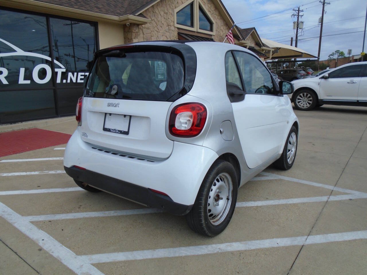 Used 2017 smart fortwo pure RWD image 8
