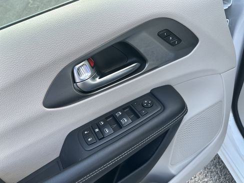Used 2023 Chrysler Pacifica Touring-L image 17