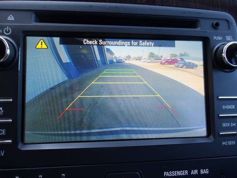 Used 2016 Chevrolet Traverse LT w/ Style and Technology Package FWD image 5