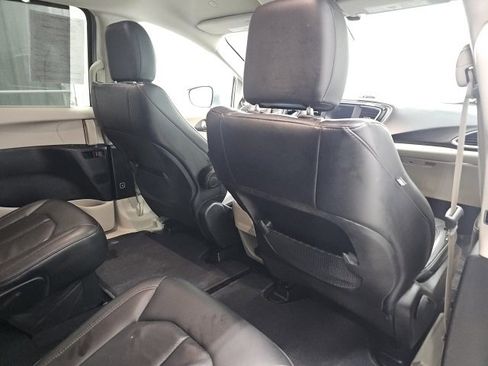 Used 2020 Chrysler Pacifica Touring-L image 14