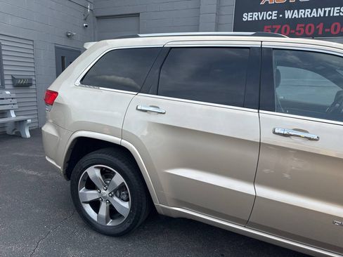 Used 2014 Jeep Grand Cherokee Overland w/ Advanced Technology Group AWD/4WD image 9