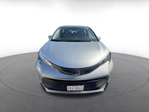 Used 2025 Toyota Sienna XLE image 2