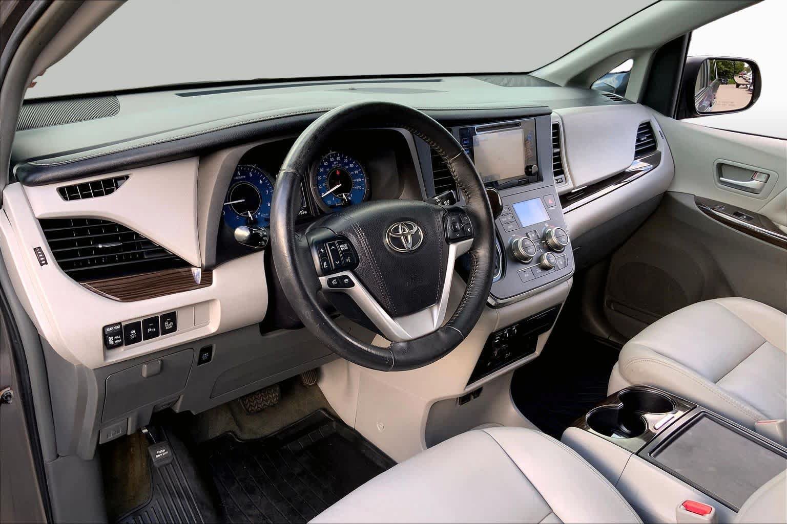 Used 2017 Toyota Sienna XLE Premium AWD/4WD image 18