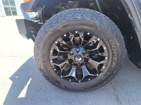 Used 2018 Jeep Wrangler Unlimited Sahara AWD/4WD image 10