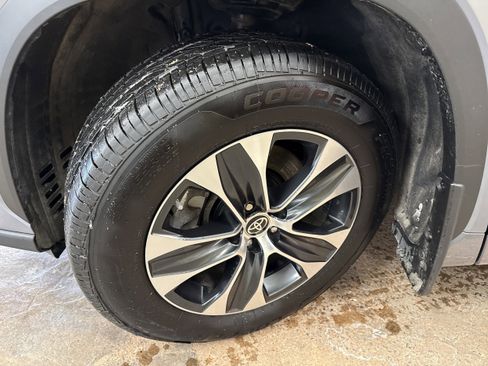 Used 2021 Toyota Highlander XLE image 4